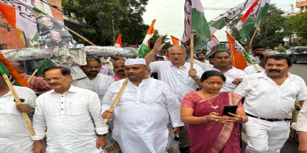 चुनाव आयोग के फैसलों के खिलाफ कांग्रेस का प्रदर्शन, मुख्य चुनाव आयुक्त के इस्तीफे की मांग