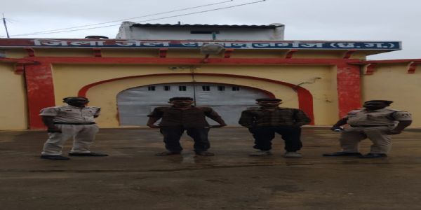 गोदाम से 12 लोहे की पाइप चोरी, दो आरोपित गिरफ्तार; चोरी का सामान बरामद