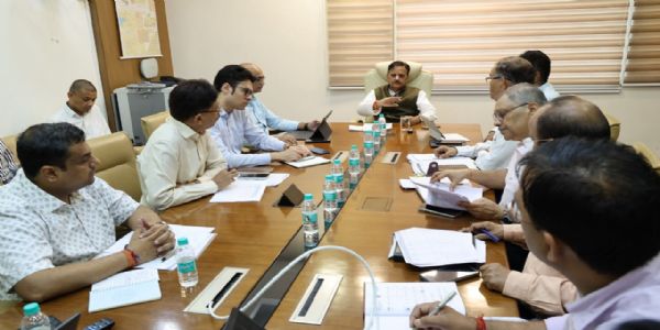 अस्पताल भवन बनते ही उपकरण, फर्नीचर और स्टाफ भी तैयार रखें: उपमुख्यमंत्री शुक्ल