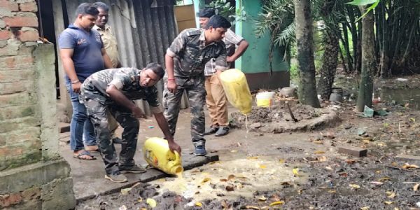 पांडु गांव में कच्ची शराब के खिलाफ बदनगंज पुलिस की कार्रवाई, निर्माण सामग्री नष्ट
