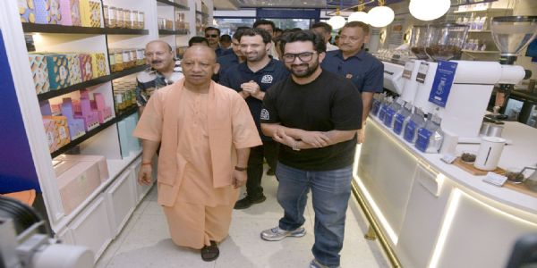 सीएम योगी ने किया द हेजलनट फैक्ट्री के आउटलेट का उद्घाटन