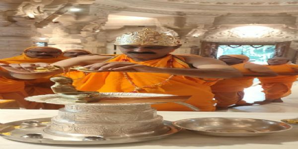 दसलक्षण महापर्व पर अभिषेक-शांतिधारा में उमड़ी श्रद्धालुओं की भीड़