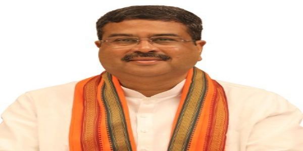 राष्ट्रकवि दिनकर की जयंती पर धर्मेंद्र प्रधान ने किया नमन
