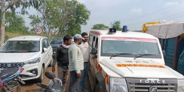 गुना : खाद के लिए सड़कों पर उतरे अन्नदाता, चक्काजाम में विधायक भी किसानों के साथ बैठे सड़क पर