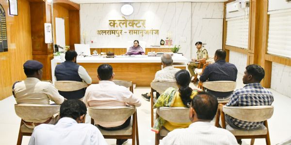 नक्सल पुनर्वास नीति की कलेक्टर ने की समीक्षा, आत्मसमर्पितों को योजनाओं से जल्द जोड़ने के निर्देश
