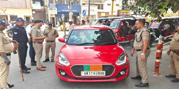 पुलिस की कार्रवाई, वाहनों से हटाईं अनधिकृत नाम पट्टिकाएं
