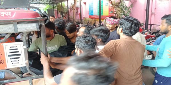 पिशाचमोचन कुंड में नहाते समय युवक डूबा, परिजन ई-रिक्शा से शव लेकर भागे