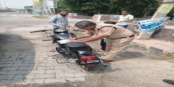 फतेहाबाद : ट्रैफिक पुलिस ने रतिया में ट्रिपल राइडिंग, बिना नंबर प्लेट के वाहनाें के काटे चालान