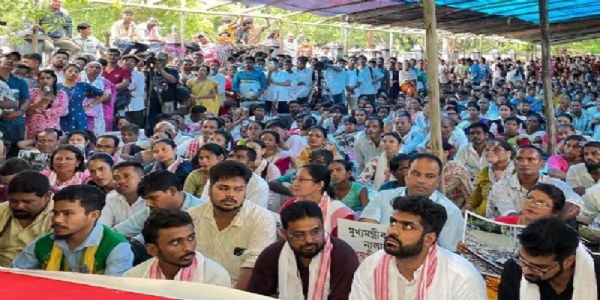 बाढ़ पीड़ितों को लेकर विपक्ष का गुवाहाटी में प्रदर्शन, राहत और मुआवजे की मांग