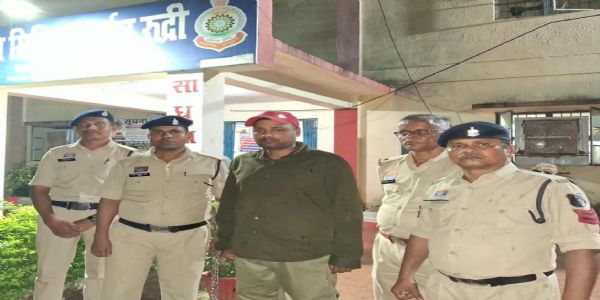 एसीबी अधिकारी बनकर मोबाइल व लैपटाप लूटने वाला फरार आरोपित गिरफ्तार