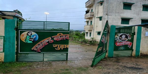 विद्यालय में घुसा हाथी, बाउंड्री वॉल और मेन गेट तोड़कर निकला