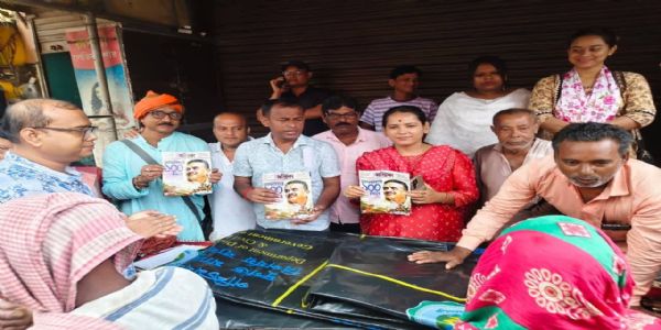 बलागढ़ में प्रभावित परिवारों के बीच मंत्री सुमना सरकार ने बांटे तिरपाल