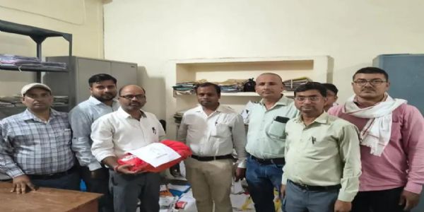 देवरिया में 150 अतिरिक्त हलकों का कार्यभार छोड़ लेखपालों ने जताया विरोध