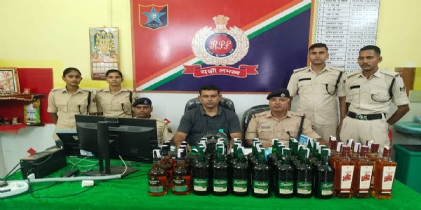 वाशिंगपिट में खाली ट्रेन के एसी कोच से 33 लीटर विदेशी शराब बरामद