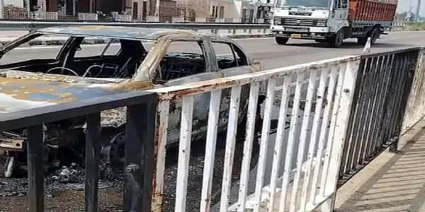 फतेहाबाद : नेशनल हाइवे पर चलती कार में लगी भीषण आग, 5 लोगों ने कूदकर बचाई जान
