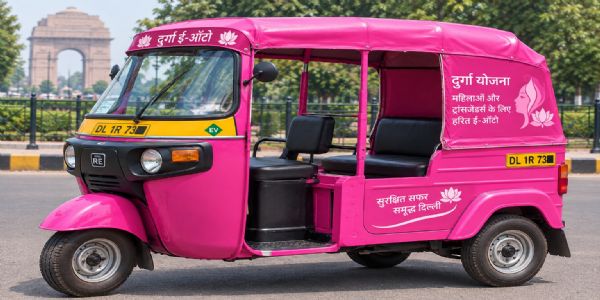 दिल्ली में ‘दुर्गा’ योजना को मंजूरी, 1,300 गुलाबी ई-ऑटो मिलेंगे
