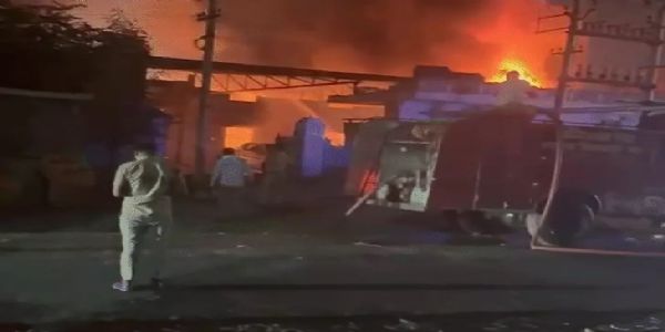 मर्सिडीज वर्कशॉप में लगी भीषण आग में जली आठ कारें