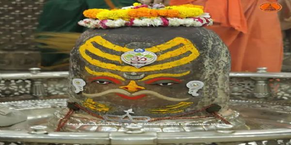 महाकाल ने धारण किया राजा स्वरूप, रजत मुकुट और मुंडमाला से सजे बाबा, भस्म आरती में गूंजे जयकारे