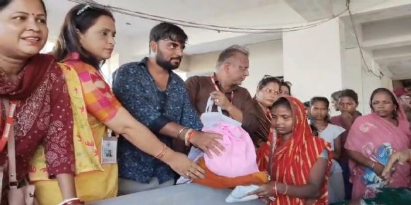 माँ आनंदी संस्थान ने सबौर के बाबूपुर मोड़ पर बांटी राहत सामग्री