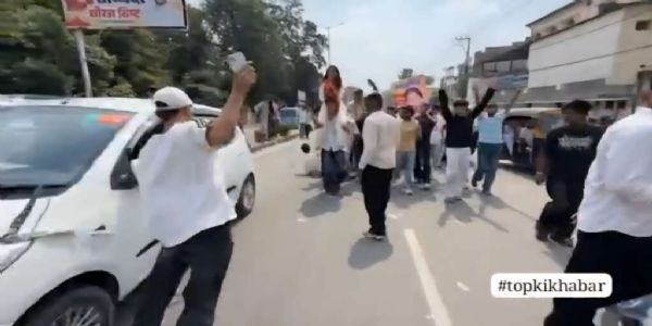 एमबीपीजी कॉलेज के बाहर तेज रफ्तार कार का कहर रैली निकाल रहे स्टूडेंट्स को मारी टक्कर