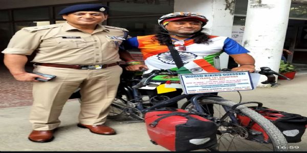 साइकिल के पहियों पर 191 देशों का सफर, दो करोड़ लोगों तक पहुंचाया एचआईवी-एड्स जागरूकता का संदेश
