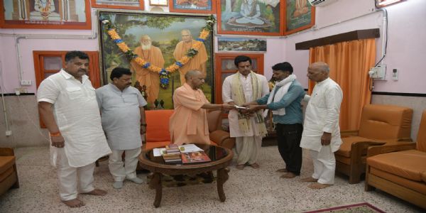 सीएम योगी ने दो परिवारों को दी आर्थिक सहायता