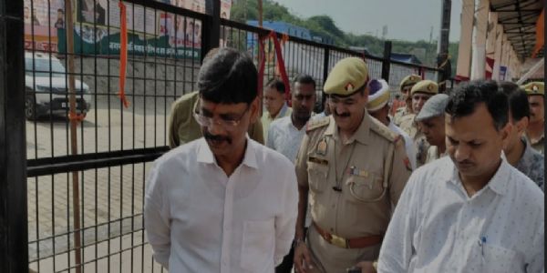 डीएम सत्य प्रकाश पटेल ने श्री दाऊजी महाराज मंदिर में की पूजा-अर्चना, मेले की व्यवस्थाओं का लिया जायजा