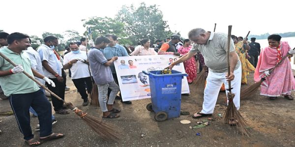 स्वच्छता की शपथ लेकर छठ घाट पर उतरे जनप्रतिनिधि, अधिकारी और नागरिक, दिया जनभागीदारी का संदेश