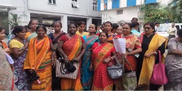 मानदेय नहीं मिलने से नाराज मिड-डे मील सहायिकाओं का निगम में प्रदर्शन