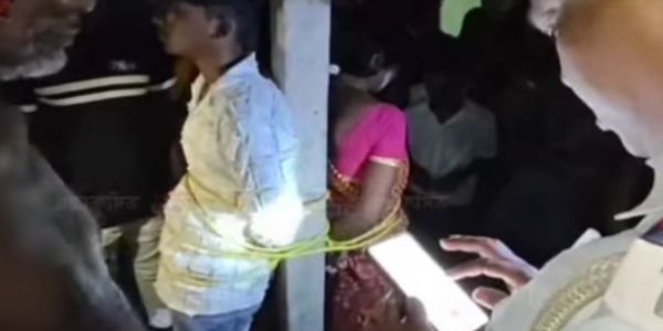 साथ पकड़े गए प्रेमी युगल को खंभे से बांधा, पुलिस बचाकर ले गई थाने