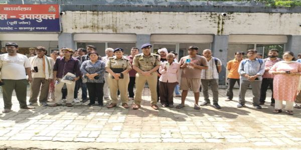 कानपुर पुलिस ने खाेए 121 मोबाइल फाेन बरामद कर मालिकों को लौटाए