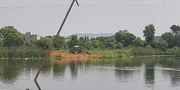 कानोता बांध में मिट्टी भरकर अतिक्रमण का आरोप, विभाग ने काम रुकवाया