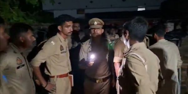 (अपडेट) आजमगढ़ में पूजा के बीच चली गोलियां, पत्नी और दो पुजारियों समेत तीन की मौत, बच्चों संग घर में बंद आरोपी