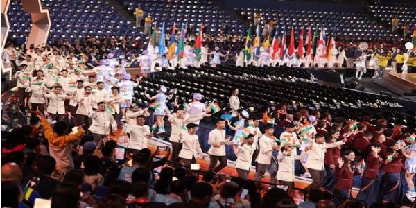 र्ल्डस्किल्स शंघाई-2026 के उद्घाटन समारोह में परेड ऑफ नेशंस के दौरान मार्च करता भारत का 70 सदस्यीय दल।