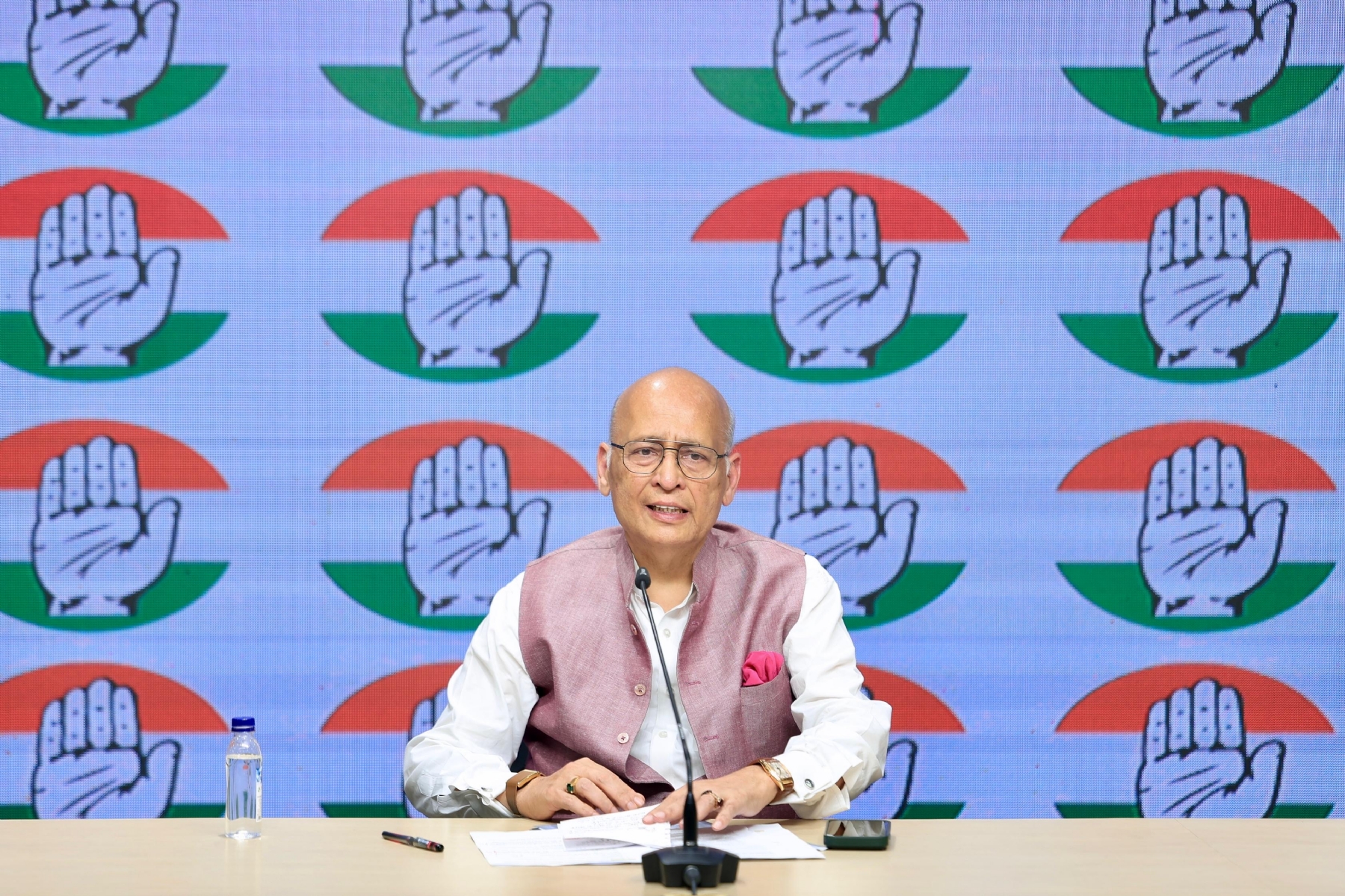 कांग्रेस मुख्यालय में पत्रकार वार्ता के दौरान अभिषेक मनु सिंघवी। कांग्रेस मुख्यालय में पत्रकार वार्ता के दौरान अभिषेक मनु सिंघवी।
