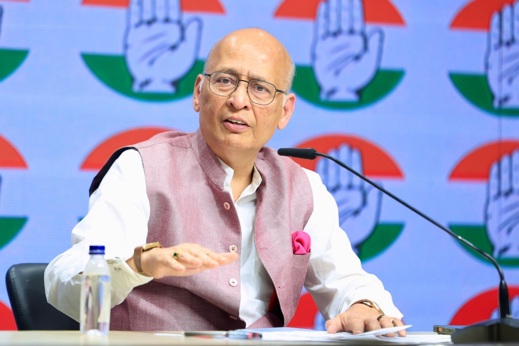 कांग्रेस मुख्यालय में पत्रकार वार्ता के दौरान अभिषेक मनु सिंघवी। कांग्रेस मुख्यालय में पत्रकार वार्ता के दौरान अभिषेक मनु सिंघवी।