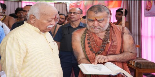 ओरिक्कै में चातुर्मास्य कर रहे कांची आचार्यों से संग आरएसएस प्रमुख मोहन भागवत। ओरिक्कै में चातुर्मास्य कर रहे कांची आचार्यों से संग आरएसएस प्रमुख मोहन भागवत।
