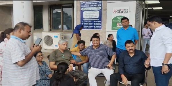 दुर्घटना ग्रस्त वाहन और पीड़ित परिवार, जांच करते पुलिस पदाधिकारी