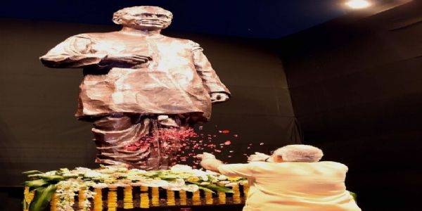 पंडित दीनदयाल उपाध्याय की प्रतिमा पर पुष्पांजलि अर्पित करते प्रधानमंत्री नरेन्द्र मोदी। फोटो - इंटरनेट मीडिया पंडित दीनदयाल उपाध्याय की प्रतिमा पर पुष्पांजलि अर्पित करते प्रधानमंत्री नरेन्द्र मोदी। फोटो - इंटरनेट मीडिया