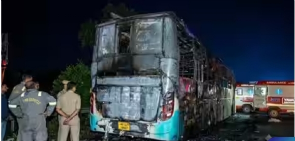 आज में जलकर क्षतिग्रस्त बस