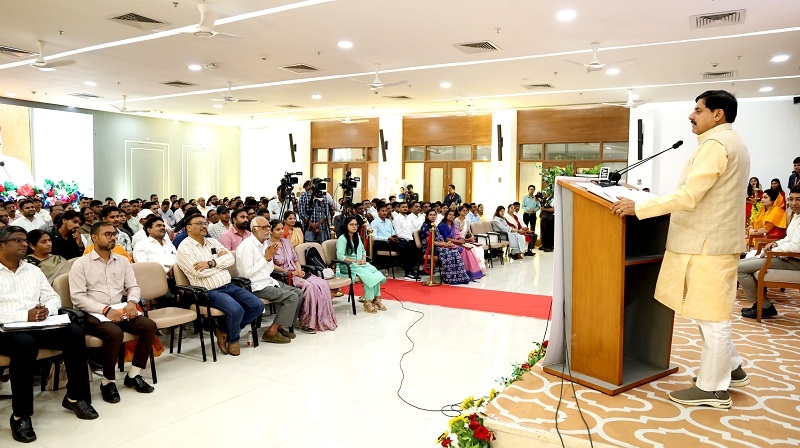 मुख्यमंत्री डॉ. यादव खनि निरीक्षकों के नियुक्ति पत्र वितरण कार्यक्रम को संबोधित करते हुए मुख्यमंत्री डॉ. यादव खनि निरीक्षकों के नियुक्ति पत्र वितरण कार्यक्रम को संबोधित करते हुए
