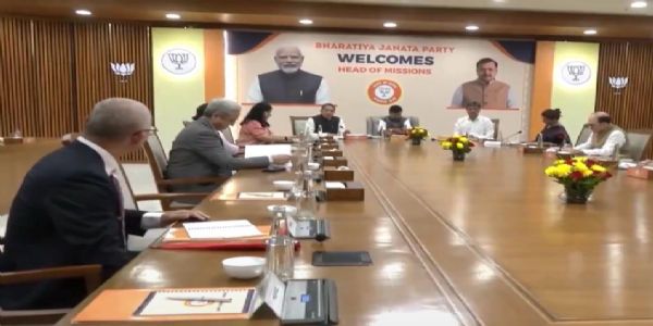 नितिन नवीन ने आठ देशों के राजनयिकों से की मुलाकात नितिन नवीन ने आठ देशों के राजनयिकों से की मुलाकात