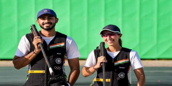 एशियाई खेलों की स्कीट मिश्रित टीम स्पर्धा में कांस्य पदक जीतने वाले परिनाज धालीवाल और अनंतजीत सिंह नरूका एशियाई खेलों की स्कीट मिश्रित टीम स्पर्धा में कांस्य पदक जीतने वाले परिनाज धालीवाल और अनंतजीत सिंह नरूका