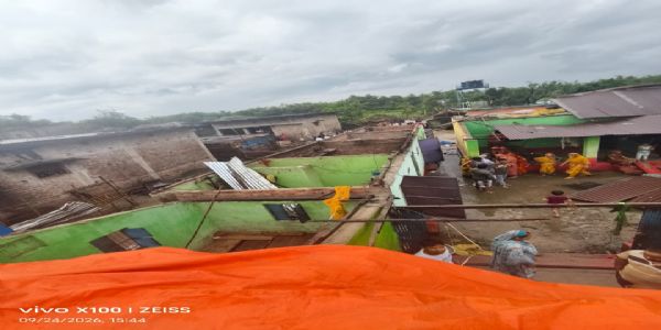 बायसी में आंधी-तूफान का कहर, 50 से अधिक घरों के छप्पर उड़े