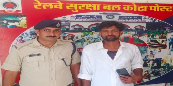 सीसीटीवी की मदद से मिला यात्री का खोया मोबाइल 