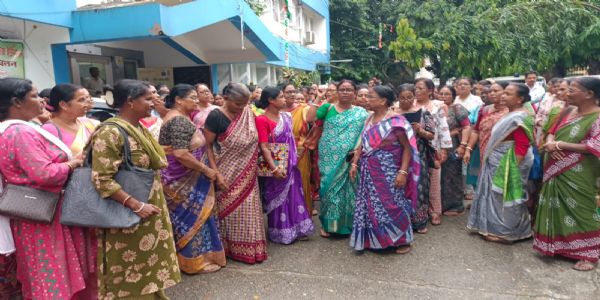 बकाया वेतन को लेकर शिक्षिकाओं का महकमा परिषद के बाहर का प्रदर्शन