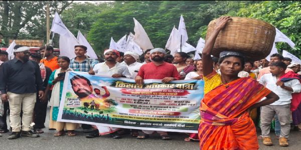 खाद की कालाबाजारी के खिलाफ 70 किमी पैदल चले किसान, एसडीओ को सौंपा ज्ञापन