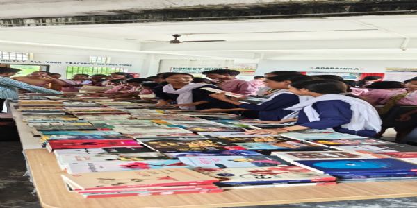 विद्यार्थियों ने सीखी सृजनात्मक लेखन की बारीकियां, हिंदी पुस्तक प्रदर्शनी में दिखी उत्सुकता