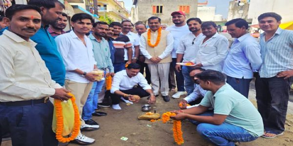 रोशनाबाद में लॉकिंग टाइल्स से बनेंगी आंतरिक सड़कें, विधायक ने किया शुभारंभ