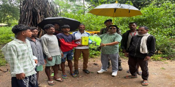 भारी बारिश में भी क्षेत्र में पहुंचे विधायक, बांटी फुटबॉल और जर्सी
